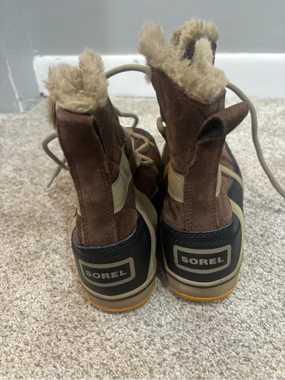 Sorel Women's Glacy Explorer Shortie Waterproof Snow Boot Size 8 US winter boot